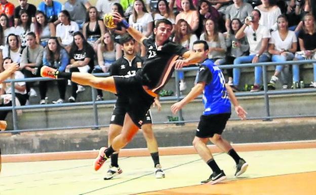 Fran Abajo lanza en un partido anterior. /ANTORAZ