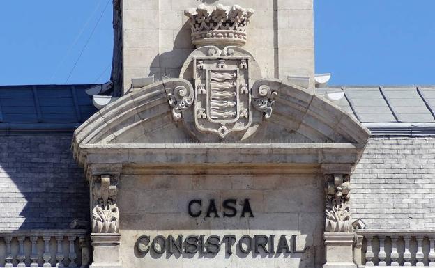 Fachada del Ayuntamiento de Valladolid con el escudo coronado por la laureada, que se mantendrá./J.S.