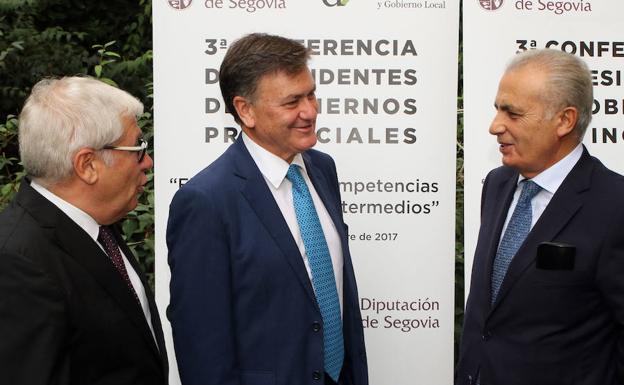 Francisco Vázquez (en el centro) charla con Luciano Parejo (derecha) y Ramón Camp. /De Torre