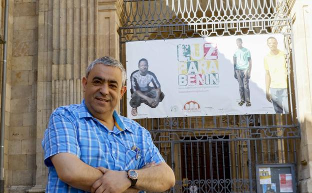 Policarpo Díaz, junto a la iglesia de la Purísima y la pancarta del proyecto Luz para Benín que han impulsado desde esta parroquia./Laya