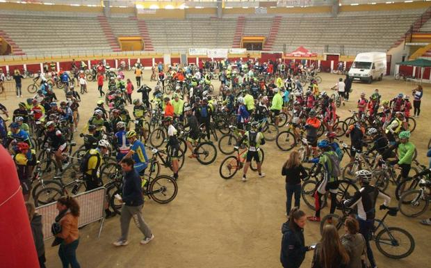 Participantes en el interior de la plaza de toros, donde se ubica el Centro Multiusos/