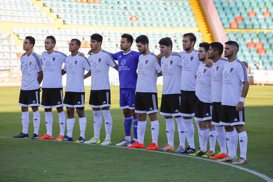 Un once inicial del Salmantino en un partido en el Helmántico. /ANTORAZ