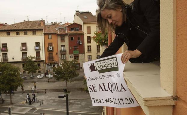 Una mujer alquila su vivienda./Archivo