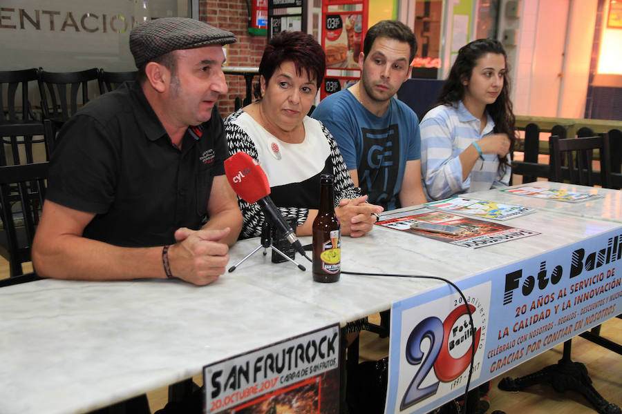 Kike Santana (izquierda) acompañado por Clara Luquero, Alberto del Barrio y Sara García, representantes de las peñas. /Tanarro