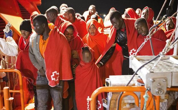Llegada al puerto de Motril de 67 inmigrantes./Efe