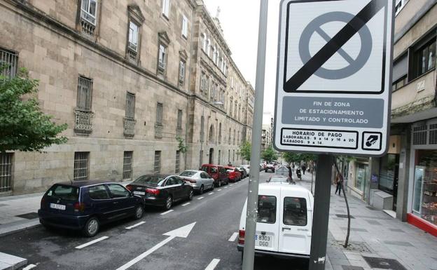 Aparcamientos regulados por la ORA en una calle de la capital. /WORD