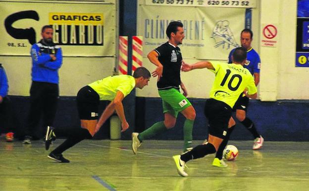Una jugada del partido que enfrentó a los guardenses con el Ribera Navarra./J. C. D.