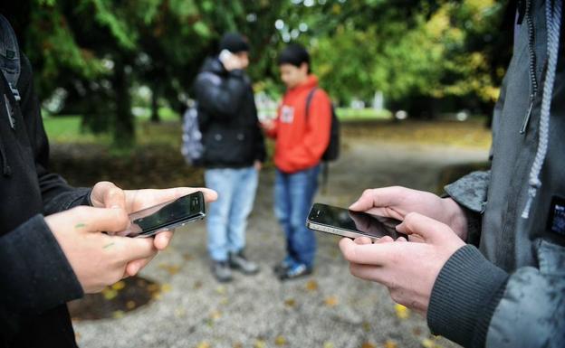 Las redes sociales y las aplicaciones de mensajería instantánea son los principales medios de comunicación de los adolescentes. /IOSU ONANDIA