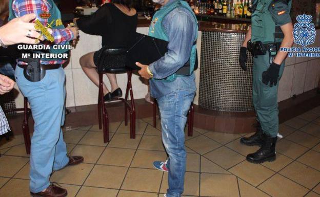 Agentes inspeccionan un club de alterne de Segovia en el trasncurso de la operación conjunta realizada recientemente./Foto de la Guardia Civil