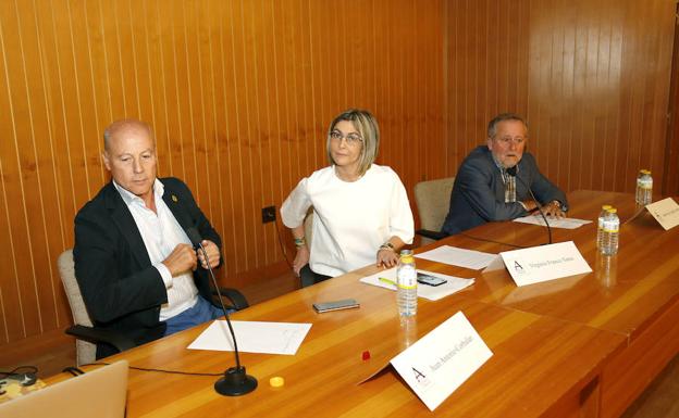 Juan Antonio Corbaslán, a la izquierda, duirante la charla de ayer./ANTONIO QUINTERO