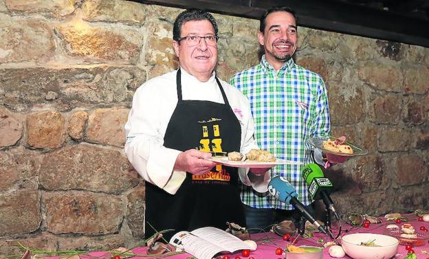Miguel Sánchez y su hijo Luis Metodio, con nuevos platos./Marta Moras