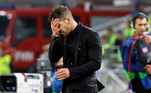 Simeone se lamenta durante el partido ante el Qarabag. /Efe