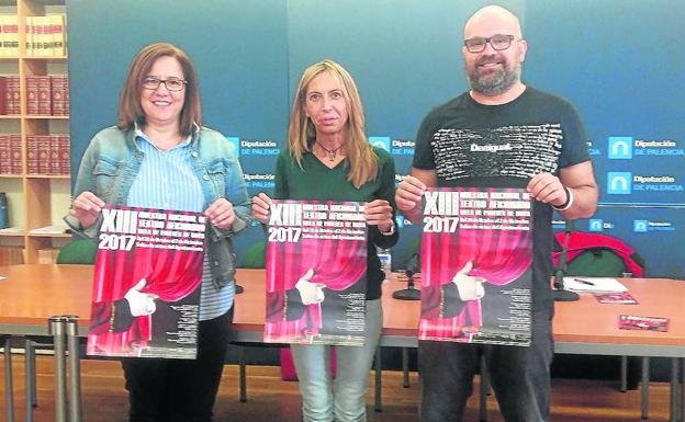 Yolanda Díez, Carmen Fernández Caballero y Arturo Sánchez, con el cartel de la muestra. /El Norte