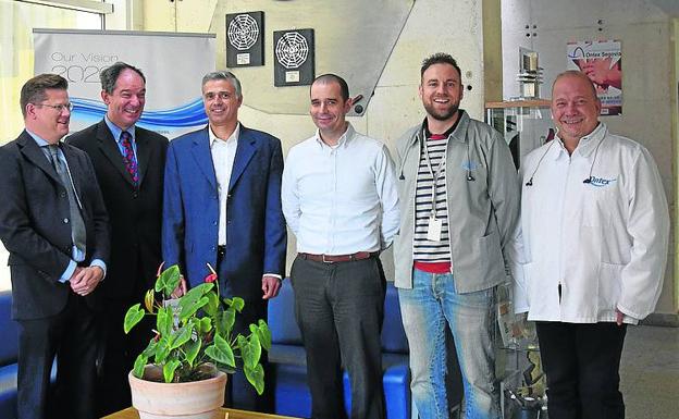 Visita del embajador de Bélgica, Marc Calcoen (2º por la izq.), a la planta del Grupo Ontex en Valverde del Majano. /El Norte