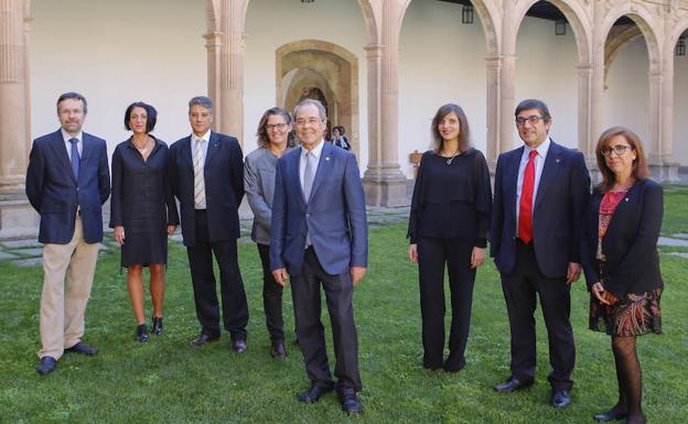 Francisco Giner Abati posa con su equipo en el patio de Fonseca. /VÍCTOR ANTORAZ