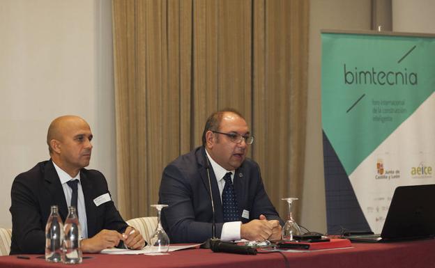 El presidente del Clúster de Hábitat y Construcción Eficiente, AEICE, Ricardo Fortuoso, y el director general de Musaat, Bartolomé Mayo, durante la inauguración de Foro Empresarial de Bimtecnia 2017./ Nuria Mongil- Flashion Fotografía