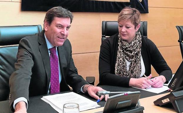 Carlos Fernández Carriedo, con la presidenta de la Comisión de Economía y Hacienda, Irene Cortés./R. GARCÍA-EFE