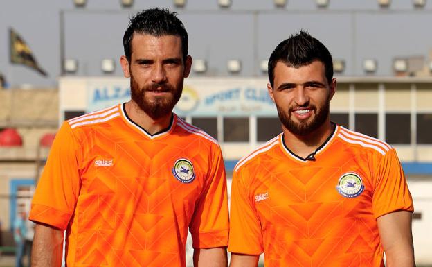 Nadim Sabbagh (izquierda) y Hussein Jawid (derecha9, jugadores del Al-Zawra FC./AFP
