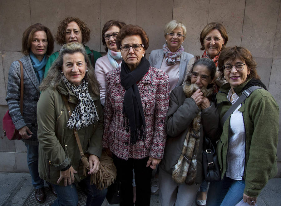 Grupo del CEA Felipe II, expectante a las puertas del teatro.