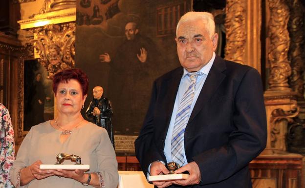 Socorro Caro, viuda de Félix Herrero, y Rafael Manrique, con el llamador que simboliza el Premio San Alfonso Rodríguez./Antonio Tanarro