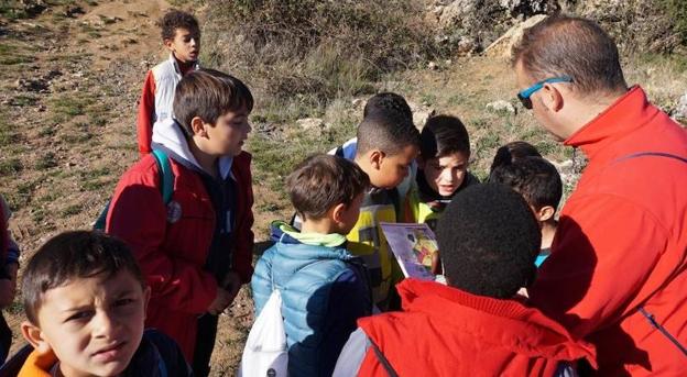 Un grupo de niños atiende las explicaciones en un momento de la prueba./El Norte
