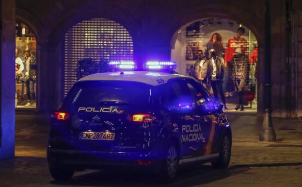 Un coche de la Policía Nacional patrulla por el centro de la ciudad. /LAYA
