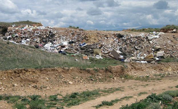 Acumulación de basura de construcción en Aragoneses. /El Norte