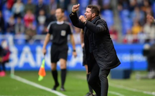 Diego Pablo Simeone reclama una amarilla para un rival en Riazor. /Efe