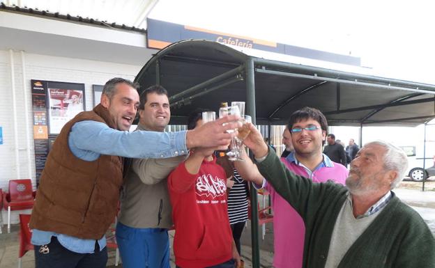 Un grupo de agraciados celebran el premio en la gasolinera de La Serna. /César Ceinos