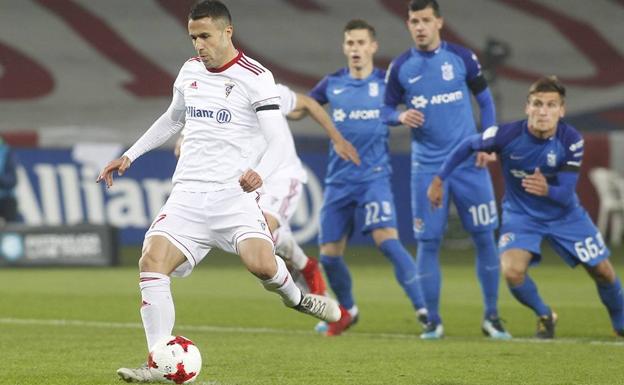 Igor Angulo lanza un penalti.