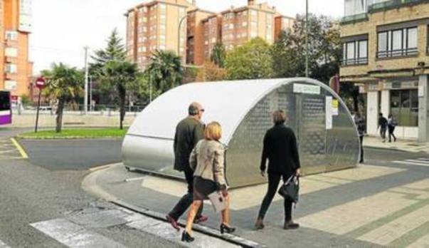 Cabina con videovigilancia para el aparcamiento de bicicletas, instalada junto al parque de Los Jardinillos./Antonio Quintero