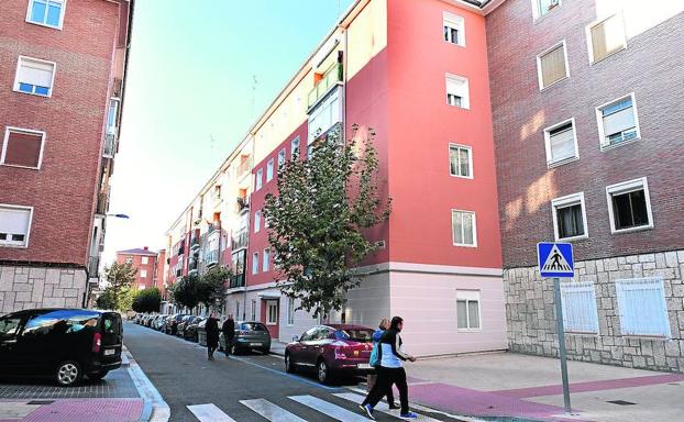 Los números 2 y 6 de la calle Esteban Daza, acogidos a la línea de ayudas, muestran ya el cambio de cara de los bloques del Cuatro de Marzo./R. G.