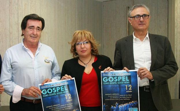 Félix Moracho (d.), con el alcalde y la concejala de Cultura de Cuéllar, Jesús García y Sonia Martín./M. Rico