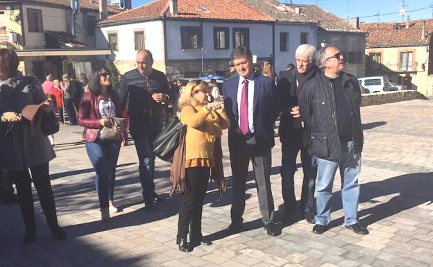 El presidente de la Diputación escucha las explicaciones de la alcaldesa./El Norte