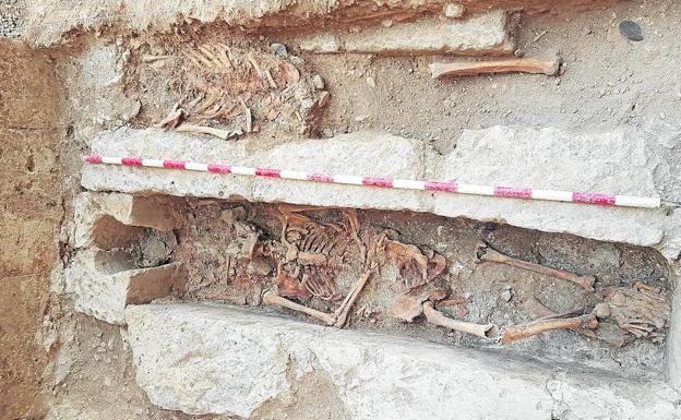 Tumba localizada por los arqueólogos con restos de dos cuerpos./J.F.