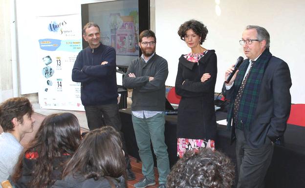 Javier López-Escobar y Mónica Carretero, ambos a la derecha, en la clausura./El Norte