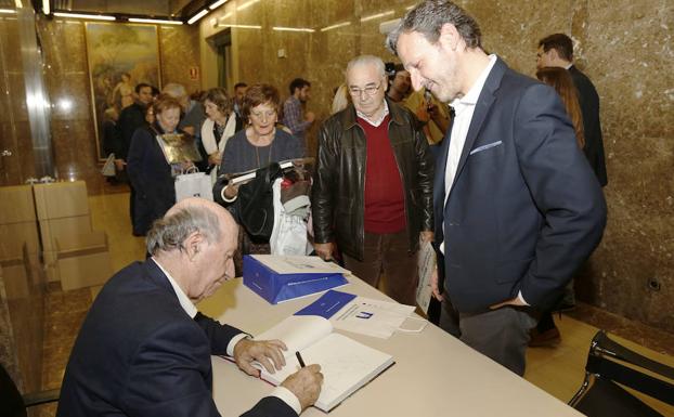 Peridis dedica el libro al diputado nacional del PP Miguel Ángel Paniagua. /Antonio Quintero