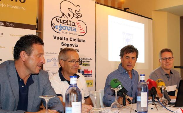 Pedro Delgado (segundo por la derecha), en la presentación de la Vuelta Ciclista a Segovia. Antonio de Torre/