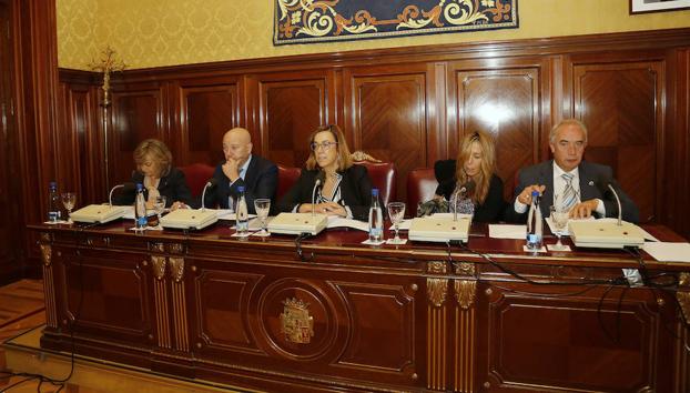 Mesa presidencial del pleno de la Diputación celebrado este jueves./A. Quintero