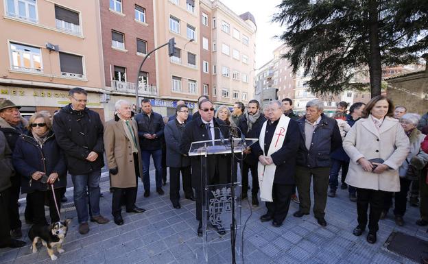 El superior de San Juan de Dios en Palencia, Mariano Bernabé, agradece la posibilidad de instalar la escultura.