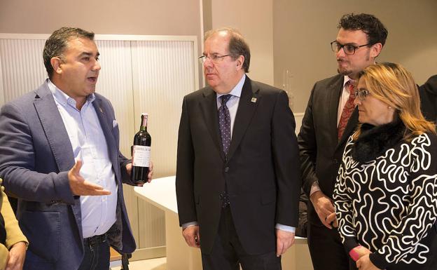 El presidente de la Junta de Castilla y León, Juan Vicente Herrera, y la presidenta de la diputación, Mayte Martín Pozo, visitan la nueva sede del Consejo Regulador de la Denominación de Origen Vino de Toro con motivo de su trigésimo aniversario. /J.L.LEAL / ICAL