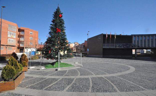 Árbol de Navidad ubicado en la plaza de España de Santa Marta de Tormes. /WORD