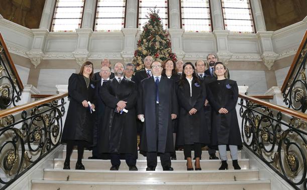 Los letrados que han cumplido 25 años de profesión, las dos nuevas, el presidente de la Audiencia y el fiscal jefe./A. Quintero