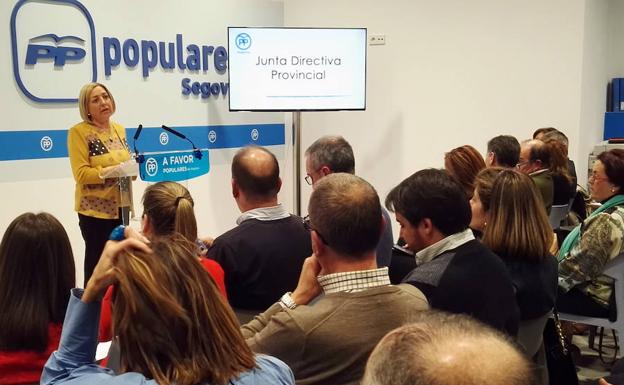 Paloma Sanz se dirige a los miembros de la junta directiva./El Norte