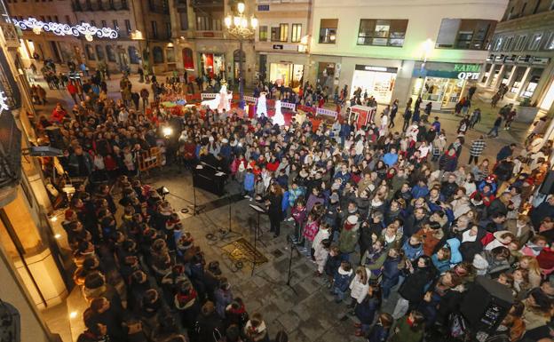 Un momento de la actuación de coro durante el encendido de la iluminación./Manuel Laya