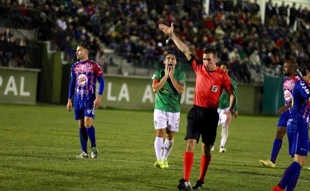 Jonathan Martín se lamenta en una acción ante la Segoviana. /CD GUIJUELO