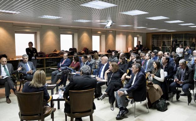 Agentes sociales y económicos, instituciones y representantes de entidades financieras, en el encuentro celebrado el 1 de diciembre en la hemeroteca de El Norte/GRABIEL VILLAMIL