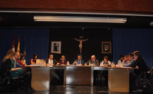 Alberto Alonso (debajo del retrato de los Reyes) se ausentó del pleno para no votar. /M.M.