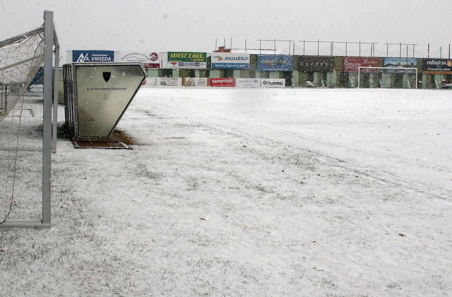 Estado del terreno de juego del Municipal de La Albuera en la mañana de este sábado./Antonio de Torre