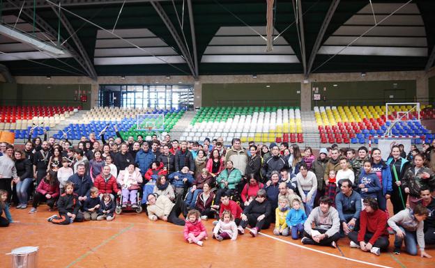 Participantes en la jornada de deporte inclusivo que se realizó ayer en el pabellón polideportivo de Carbajosa de la Sagrada./WORD